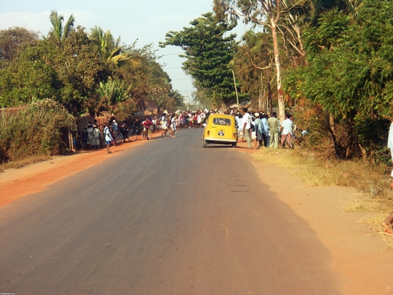 Funeral celebration on road in Morondava (Morondava)