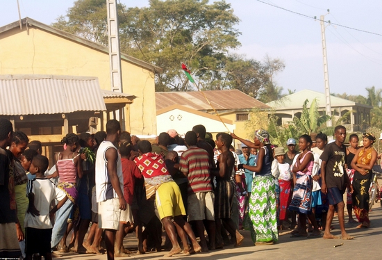 Revelry funèbre dans Morondava