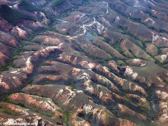 Nackte Hügel: Diese Luftaufnahme zeigt Entwaldung und Bodenerosion auf Madagaskar. Foto : Rhett A. Butler. 