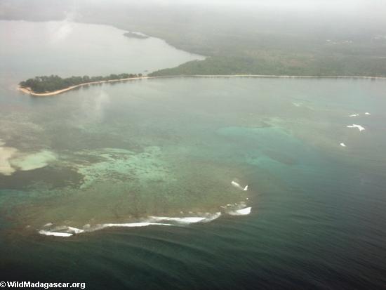 Luftaufnahme der Küste nahe Mananara