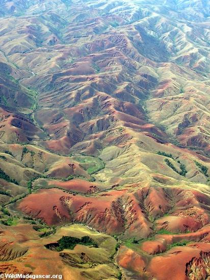 Vista plana de la erosión tala de árboles-inducida en Madagascar