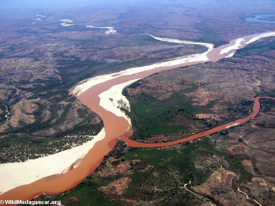 Vue aérienne du fleuve rouge-coloré de Manambolo