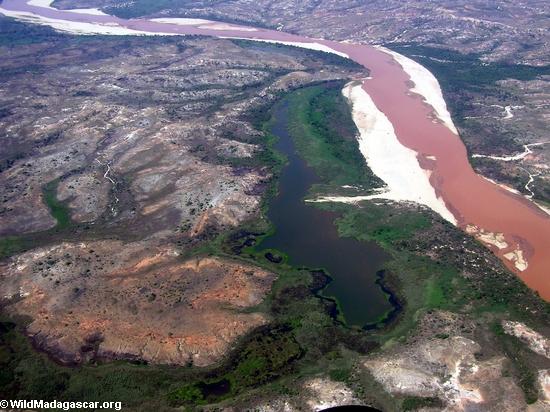 Aerial view of heavy sediment load in the Manambolo River (Manambolo)
