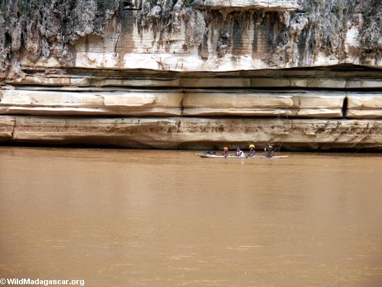 sakalava family in boat along cliffs of manambolo (Manambolo)
