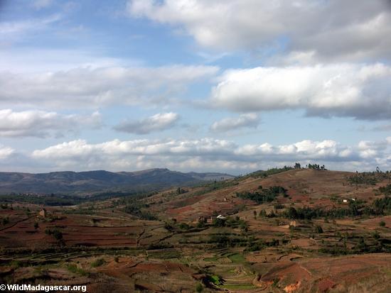 Countryside along road from Fianarantsoa (RN7) [tana-rano_0226]